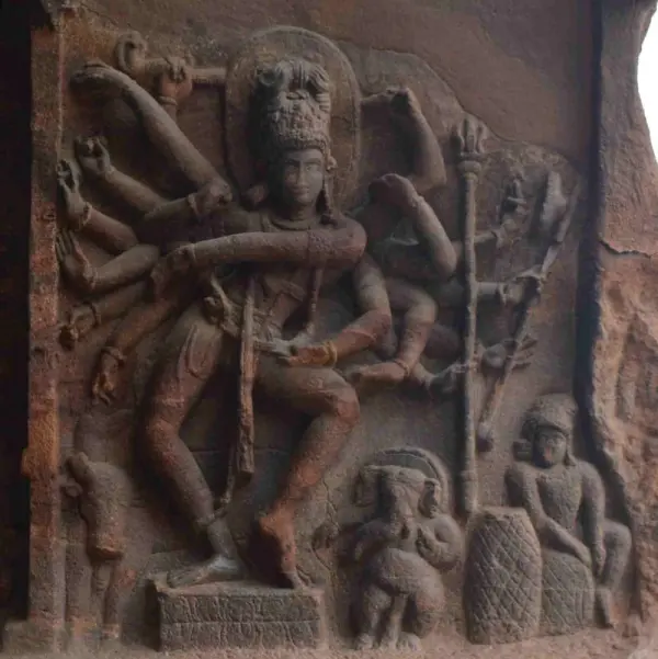 Egy szobron több tucat táncmozdulat - dombormű Badami sziklatemplomából