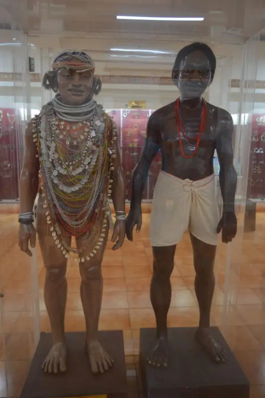 Népviseletek a bhuvaneshwari Törzsi Kultúrák Múzeumából