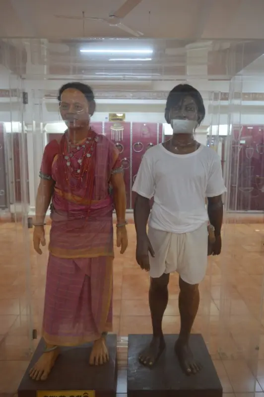 Népviseletek a bhuvaneshwari Törzsi Kultúrák Múzeumából