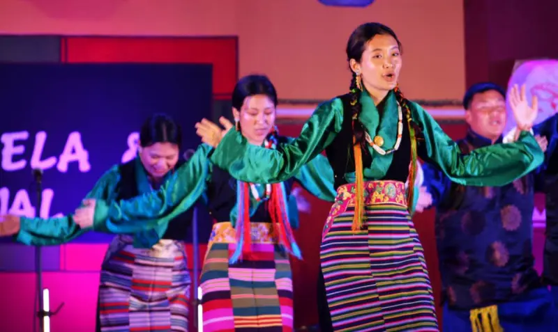 A holdtölte buddhista ünnepének tánca Szikkimből