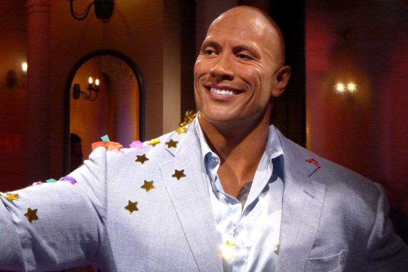 Madame Tussauds Budapest - Dwayne Johnson szobra a Rác Fürdőre emlékeztető helyiségben