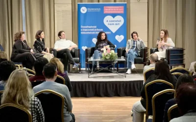 A rendezvény keretében egy kerekasztal-beszélgetés után bemutatták az Üvegfal című zenés szövegszínházi művet Gryllus Dorka és Simon Kornél előadásában. Forrás: Magyar Ökumenikus Segélyszervezet