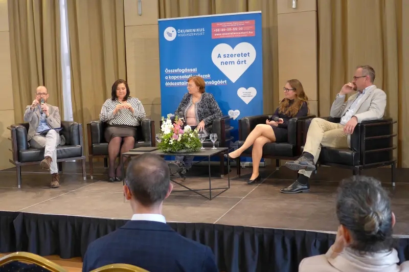 A konferencián részt vevő ellátórendszer munkatársai, illetve társszervezetek képviselői (Rácsok Balázs, az Ökumenikus Segélyszervezet stratégiai és módszertani igazgatója, Kopf Katalin, a Lehetőség Családoknak 2005 Alapítvány intézményvezetője, Kloppné Molnár Andrea, az OKIT vezetője, Proszonyák Ida, a Dél-Dunántúli Krízisambulancia vezetője, Borostyánvirág Alapítvány és Hellenbárt László, az S.O.S. Krízis Alapítvány intézményvezetője) együtt tekintették át az eddigi eredményeket és a lehetséges jövőbeli irányokat.