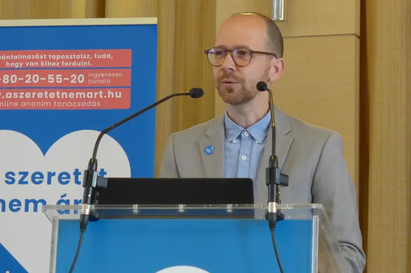 Rácsok Balázs, az Ökumenikus Segélyszervezet stratégiai igazgatója szerint a krízisellátórendszer nemcsak életet ment, hanem támogatja az áldozatokat a gyógyulásban és a jogi ügyekben is. Hangsúlyozta, hogy sok még a teendő, különösen a szemléletformálás terén, mert sokan azért nem kérnek segítséget, mert nem hisznek annak létezésében. A konferencia fő üzenete: van segítség!