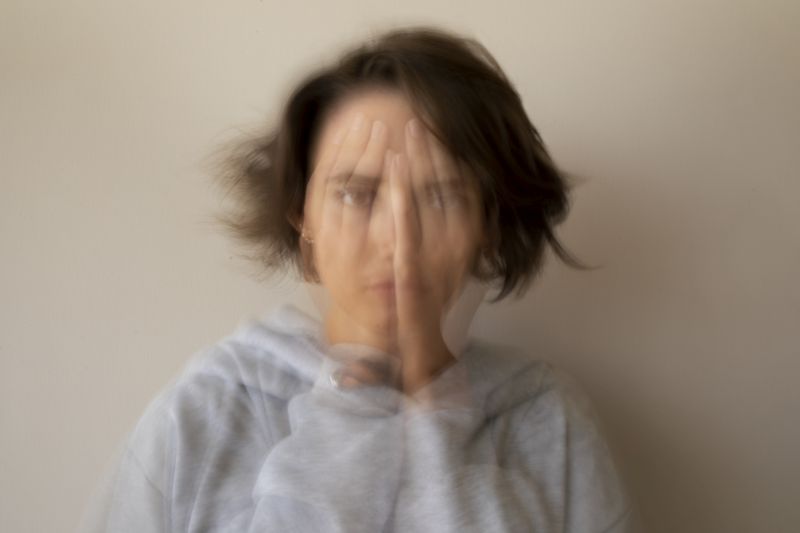 blurry woman dealing with anxiety. Forrás: Freepik