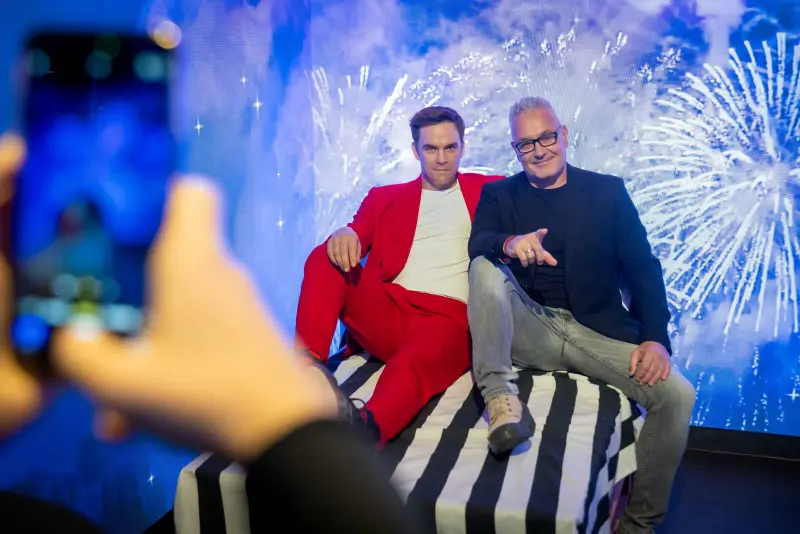 Robbie Williams viaszszobra és Abaházi Csaba rádiós a Madame Tussauds Budapestben, 2025. szeptember 10-én. Fotó: Madame Tussauds Budapest