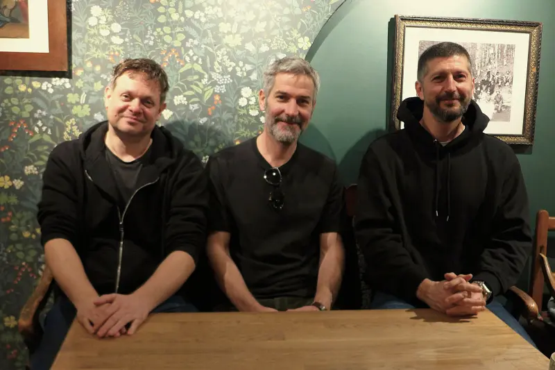 Balról jobbra: Sas Olivér és Szuhay Gergely, a Béla. bár, étterem, lakás, arborétum és a MITZI - kávé, konyha, bár társtulajdonosai, valamint Bosznai Tibor, a Hadik + Szatyor Bár és Galéria ügyvezetője, társ-tulajdonosa, és a Bartók Béla Boulevard egyik alapítója. Fotó: Gárdonyi Ágnes