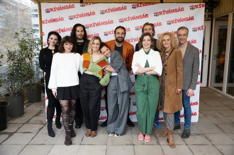 Elülső sor: Trill Beatrix, Hermányi Mariann, Dobó Kata, Helmeczy Dorottya, Nyári Szilvia, Hátsó sor: Domonkos Éva Lili, Szalay Bence, Kádár L. Gellért, Wettstein Márk, Pataki Ferenc. Fotó: Sallak Dóra / Megafilm Service