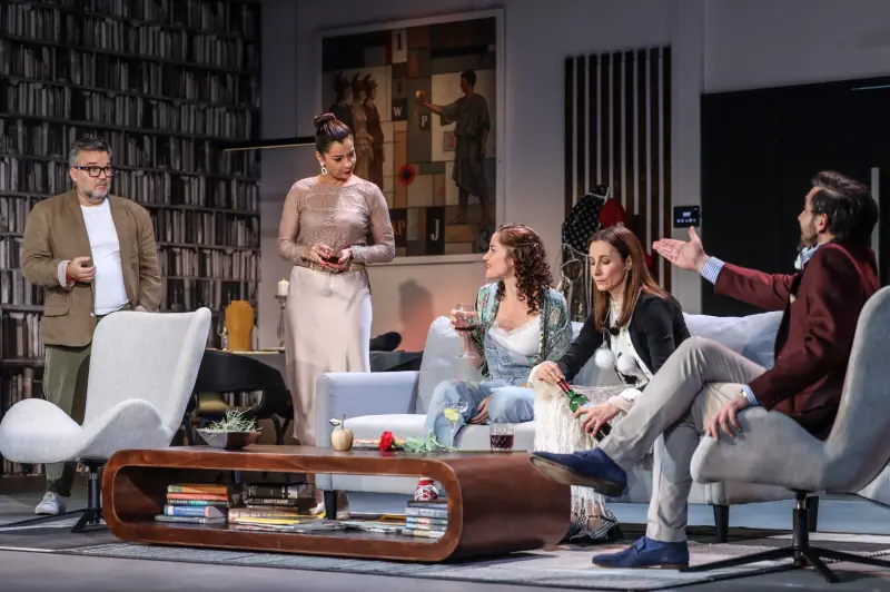 Hevér Gábor, Parti Nóra, Martinovics Dorina, Balla Eszter, Szabó Kimmel Tamás, Tiszta őrület. Fotó: Horváth Judit / Centrál Színház