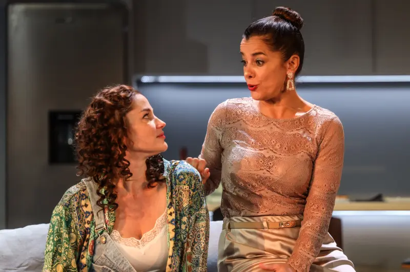 Martinovics Dorina és Parti Nóra a Tiszta őrületben. Fotó: Horváth Judit / Centrál Színház