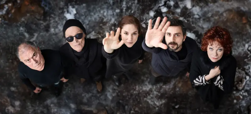 A Macskalápon A Macskalápon szereplői: Gáspár Sándor, Csoma Judit, Martinovics Dorina, Szabó Kimmel Tamás, Básti Juli