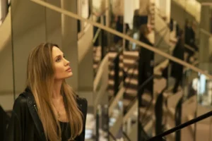 Angelina Jolie az Öltések (Coutures) című filmben. Forrás: Frankofón Filmnapok sajtó