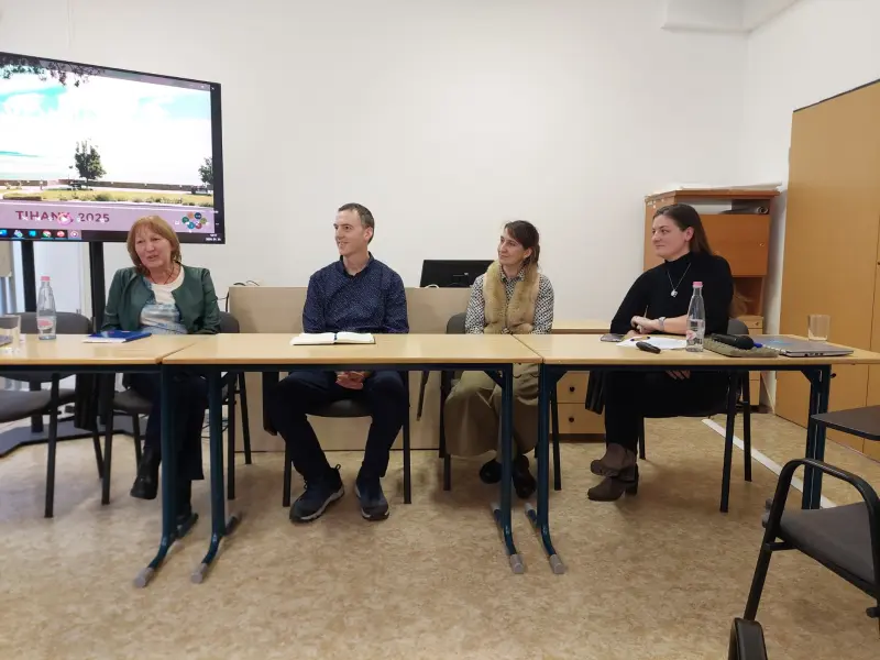 Dr. Bárány Anikó, a Belügyminisztérium Rehabilitációs Főosztályának főosztályvezetője, Szente Attila, a Szent Egyed közösség mentora, Bánpataki Dóra, a Magyar Természettudományi Múzeum osztályvezetője és kulturális menedzsere és Solymoskövi Luca, projektvezető, Nem Adom Fel Alapítvány, Be a Volunteer projektzáró esemény, ELTE Bárczi Gusztáv Gyógypedagógiai Kar, 2026. január 30.