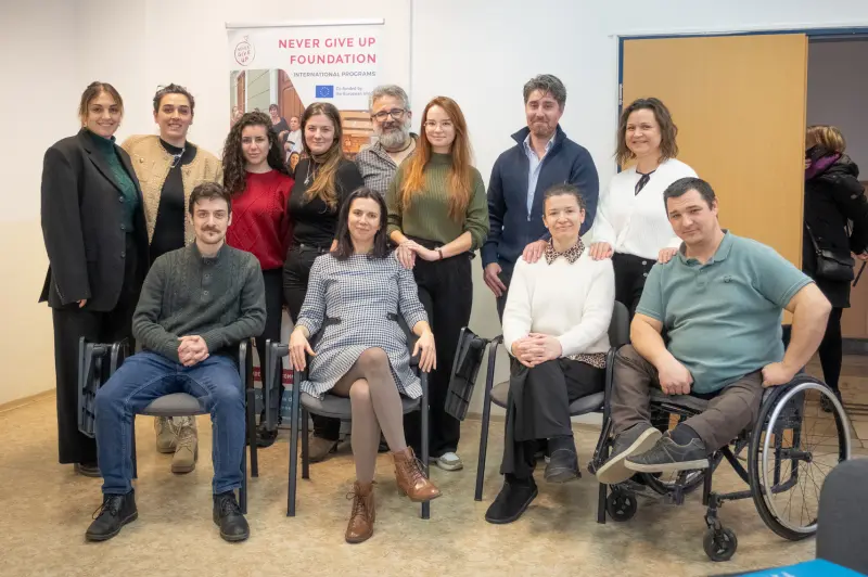 Csoportkép a projektmegvalósító európai együttműködésben résztvevő szervezetekről. Fotó: Nem Adom Fel Alapítvány