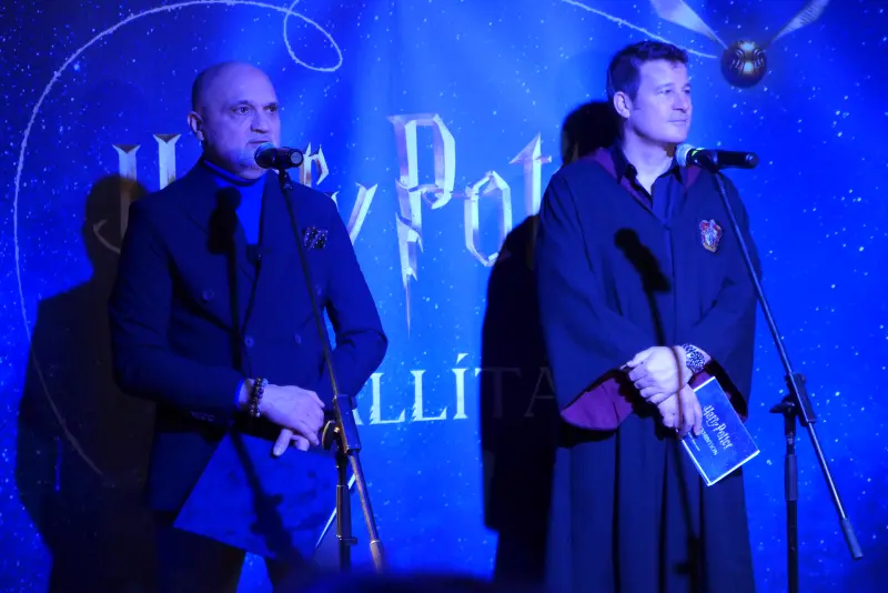 Guba Gábor, a Green Exhibition Kft. ügyvezető igazgatója és Tom Zeller, az Imagine Exhibitions vezérigazgató-tulajdonosa a Harry Potter-kiállítás megnyitóján 2026. február 6-án