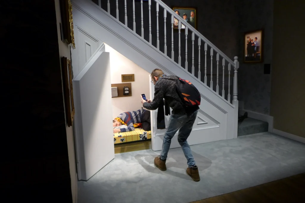 Harry gardróbja a lépcső alatt, Harry Potter-kiállítás, 2026. február 6.