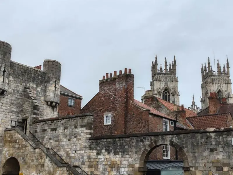 York a középkori városfalakkal és a háttérben a híres yorki katedrálissal, 2025. május. Fotó: Váradi Vivien Eszter - esztevien