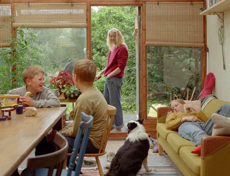 Ída Mekkín Hlynsdóttir, Þorgils Hlynsson, Grímur Hlynsson, és Saga Garðarsdóttir A szeretet, ami megmarad című filmben. Fotó: Mozinet