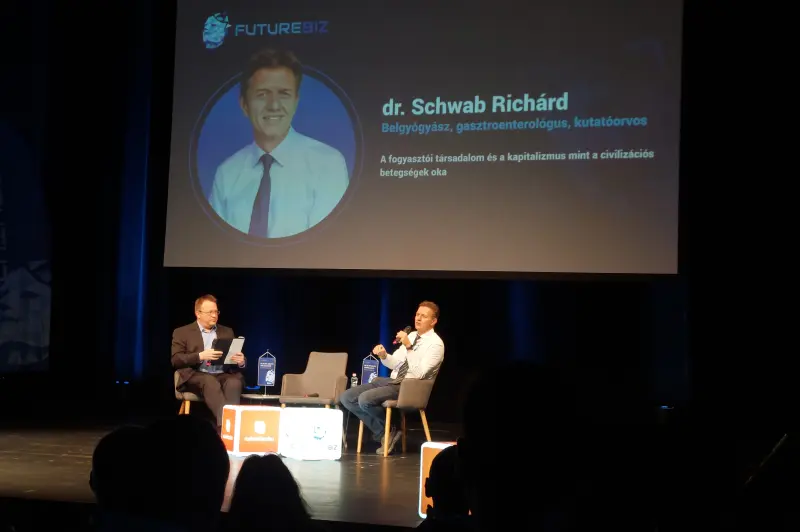 futureBIZ Süveges Gergő, műsorvezető és Dr. Schwab Richárd, gasztroenterológus a futureBIZ üzleti jövőkutató konferencián, 2026. május 7-én az UP Rendezvénytérben.