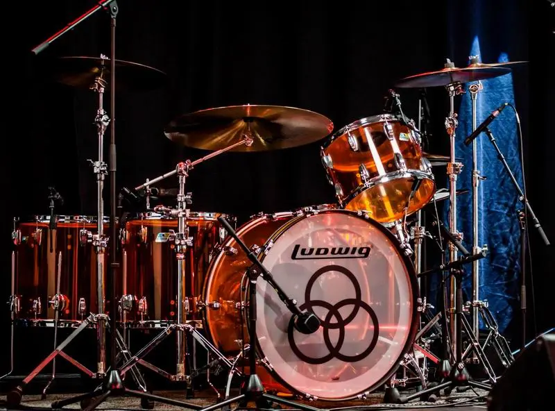 Narancssárgán izzó plexi csodák: a legendás Ludwig Vistalite nemcsak látványban, hangban is letaglózó. Fotó: Váradi Vivien Eszter 2022. március 5., Tata - Peron, Led Zeppelin Session koncert