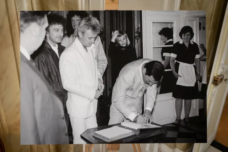 A Queen látogatása 1986. július 24-én a budapesti brit nagykövetség rezidenciáján. Fotó: Denis O’Regan