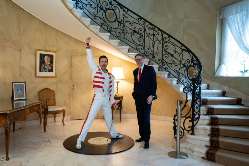 Freddie Mercury viaszszobra és Justin McKenzie Smith, brit nagykövet a budapesti rezidenciáján, 2026. július 24-én. Fotó: Madame Tussauds Budapest