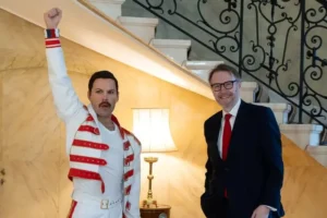 Freddie Mercury viaszszobra és Justin McKenzie Smith, brit nagykövet a budapesti rezidenciáján, 2026. július 24-én. Fotó: Madame Tussauds Budapest