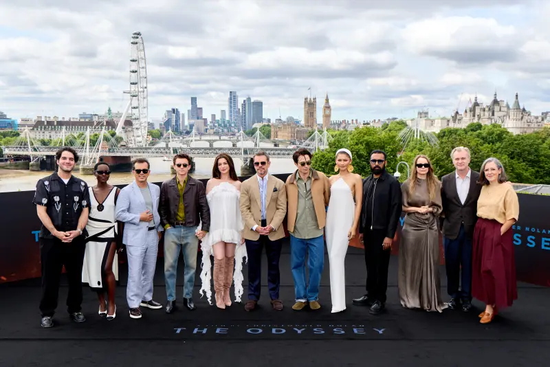Benny Safdie, Lupita Nyong'o, John Leguizamo, Tom Holland, Anne Hathaway, Matt Damon, Robert Pattinson, Zendaya, Himesh Patel, Samantha Morton, Christopher Nolan és Emma Thomas az Odüsszeia londoni premierje előtt 2026. július 5-én. Fotó: Tim P. Whitby / Getty Images / Universal Pictures