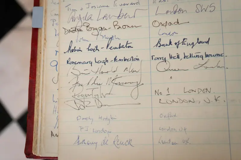 A Queen együttes tagjainak aláírása a brit nagykövetség rezidenciájának vendégkönyvében. Fotó: Denis O’Regan