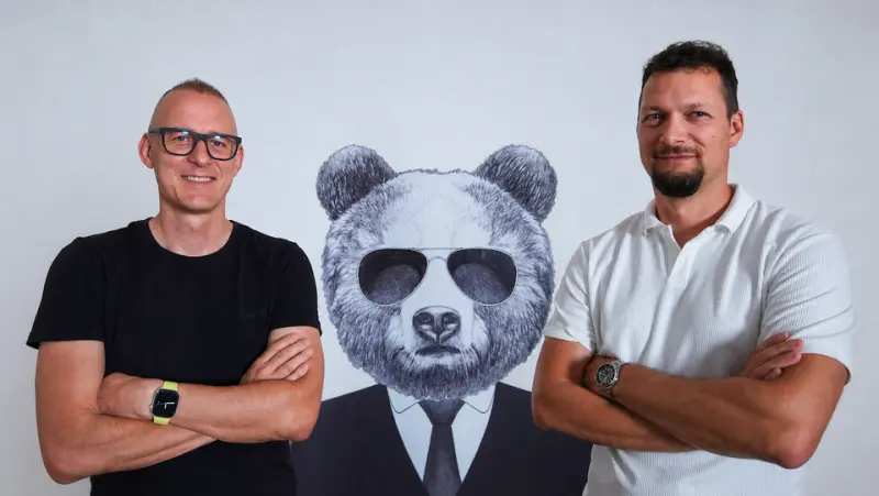 Barna József és Szépvölgyi Balázs, a portál alapítói. Fotó: Okosmedve.hu