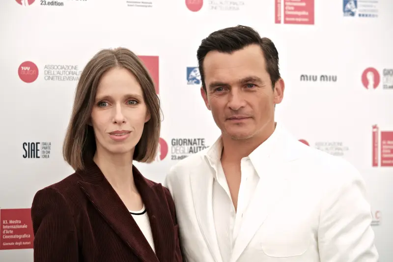 Jegyzeteim a Marsról Horvát Lili és Rupert Friend a Velencei Nemzetközi Filmfesztiválon 2026. szeptember 2-án. Fotó: Horváth Andor / Poste Restante