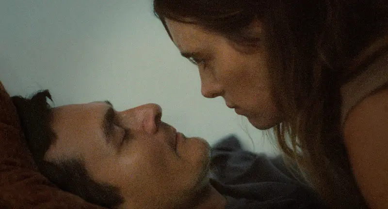 Rupert Friend és Mackenzie Davis a Jegyzeteim a Marsról című filmben. Fotó: Poste Restante