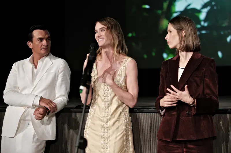 Rupert Friend, Mackenzie Davis és Horvát Lili a Velencei Nemzetközi Filmfesztiválon 2026. szeptember 2-án. Fotó: Horváth Andor / Poste Restante